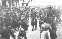  1907 06 19 A Beziers le 17eme regiment met crosses en l'air face aux viticulteurs_new.jpg 